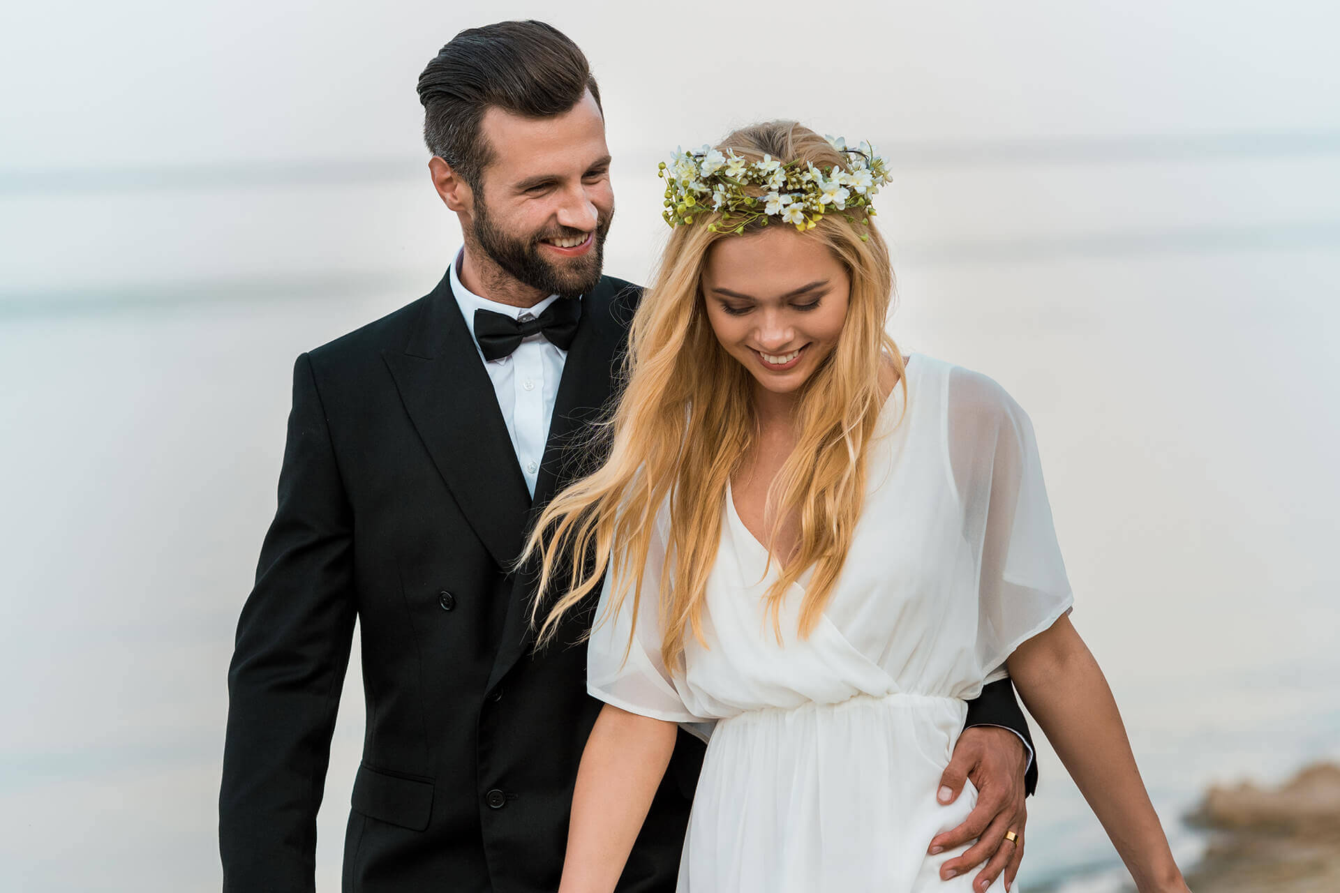 Pareja caminando en la playa